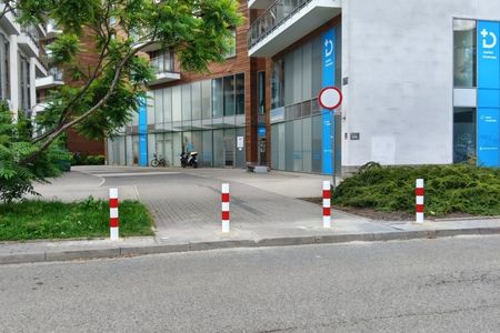 Stalowe słupki na wjeździe do szpitala Dworska