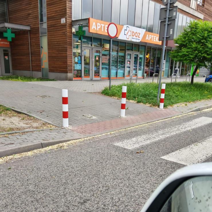 słupki na wyjeździe z osiedla